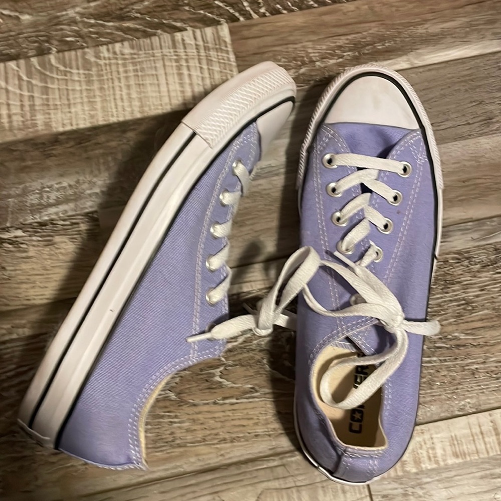 Never worn seasonal lavender converse great condition